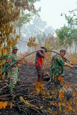 Kodam XIX/Tuanku Tambusai Bersama Tim Gabungan Cegah Karhutla Meluas di Bengkalis dan Meranti