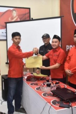 Fuad Santoso,  Wakil Ketua DPD PDI Perjuangan Riau, Serahkan SK PAC PDI Kota Dumai