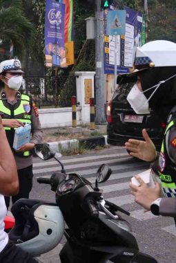 Polresta Pekanbaru Bagikan 1.300 Masker Peduli Dampak Kabut Asap
